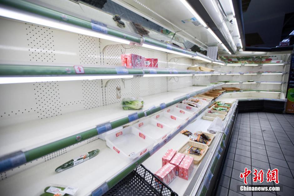 Cold front leads to empty store shelves in E China (1/3)
