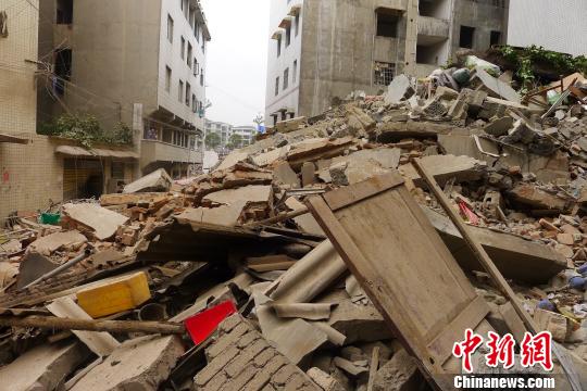 A seven-storey building in Zunyi city, Southwest China's Guizhou province, collapse at midnight, June 10, 2015. (Photo/chinanews.com) A seven-storey building in Zunyi city, Southwest China's Guizhou province, collapse at midnight, June 10, 2015. (Photo/chinanews.com)