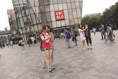 People take photos in front of a Uniqlo outlet in Sanlitun, Beijing, on July 15 after a sex video taken in a fitting room in the store went viral online.(Photo/Weibo) People take photos in front of a Uniqlo outlet in Sanlitun, Beijing, on July 15 after a sex video taken in a fitting room in the store went viral online.(Photo/Weibo)