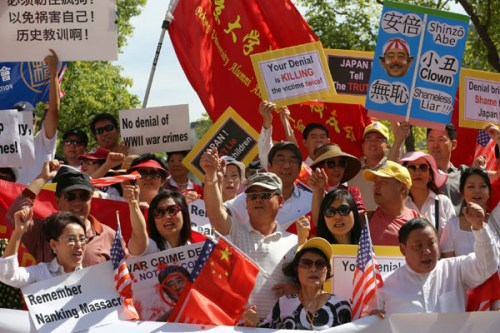 Hundreds of protesters rally on May 1 near the Millennium Biltmore Hotel in Los Angeles where Japanese Prime Minister Shinzo Abe was scheduled to attend a luncheon. They demanded that Abe apologize for Japan's wartime wrongdoings. (Photo/Provided to China Daily) Hundreds of protesters rally on May 1 near the Millennium Biltmore Hotel in Los Angeles where Japanese Prime Minister Shinzo Abe was scheduled to attend a luncheon. They demanded that Abe apologize for Japan's wartime wrongdoings. (Photo/Provided to China Daily)