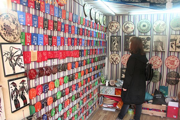 This photo taken in April 2011 shows wooden-carved Dongba symbols, a system of pictographic glyphs used by the Nakhi ethnic group who are largely inhabited in Lijiang of Yunnan province and southern part of Sichuan province. (Photo by Yang Xiaowen / provided to chinadaily.com.cn) This photo taken in April 2011 shows wooden-carved Dongba symbols, a system of pictographic glyphs used by the Nakhi ethnic group who are largely inhabited in Lijiang of Yunnan province and southern part of Sichuan province. (Photo by Yang Xiaowen / provided to chinadaily.com.cn)