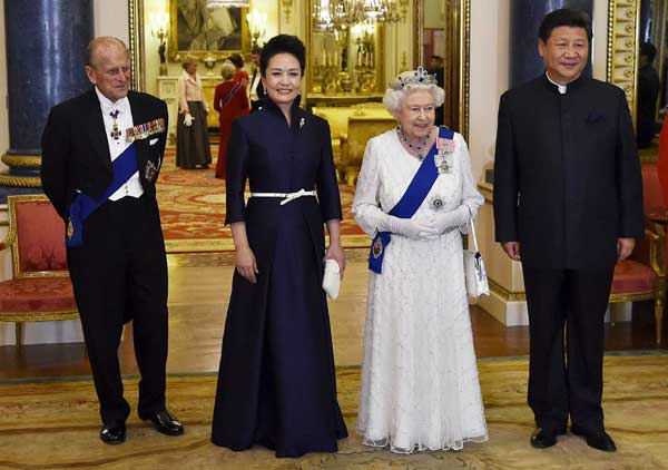 President of China Xi Jinping (R) and his wife Peng Liyuan (2nd L) accompany Britain's Queen Elizabeth (2nd R) and her husband Prince Philip, The Duke of Edinburgh (L) as they arrive for a state banquet at Buckingham Palace in London, Britain, October 20, 2015. (Photo/Xinhua) President of China Xi Jinping (R) and his wife Peng Liyuan (2nd L) accompany Britain's Queen Elizabeth (2nd R) and her husband Prince Philip, The Duke of Edinburgh (L) as they arrive for a state banquet at Buckingham Palace in London, Britain, October 20, 2015. (Photo/Xinhua)