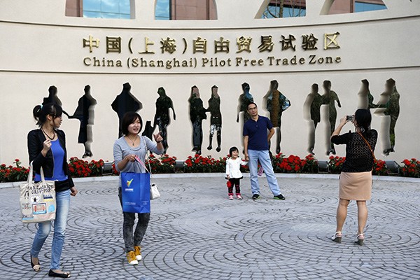 Shanghai residents take pictures at the China (Shanghai) Pilot Free Trade Zone. (Photo/China Daily) Shanghai residents take pictures at the China (Shanghai) Pilot Free Trade Zone. (Photo/China Daily)