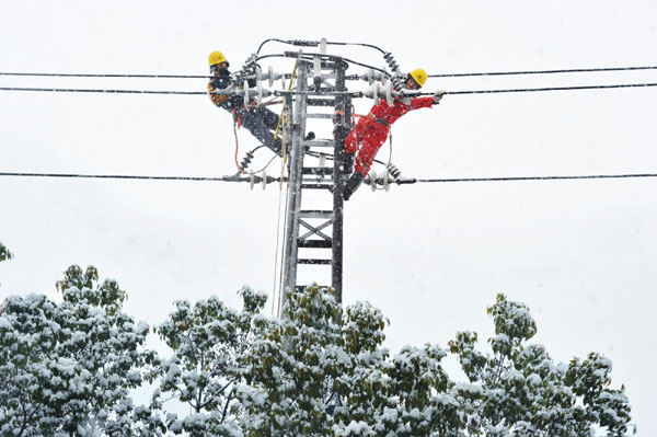 Workers repair electricity lines in snow in Shaoxing city, Zhejiang province on Jan 4, 2013. Snow and icy rain pelted Chinese provinces of Hunan, Jiangxi, Anhui, Zhejiang and Guangxi Zhuang autonomous region on Jan 4, 2013. (Photo/Xinhua) Workers repair electricity lines in snow in Shaoxing city, Zhejiang province on Jan 4, 2013. Snow and icy rain pelted Chinese provinces of Hunan, Jiangxi, Anhui, Zhejiang and Guangxi Zhuang autonomous region on Jan 4, 2013. (Photo/Xinhua)