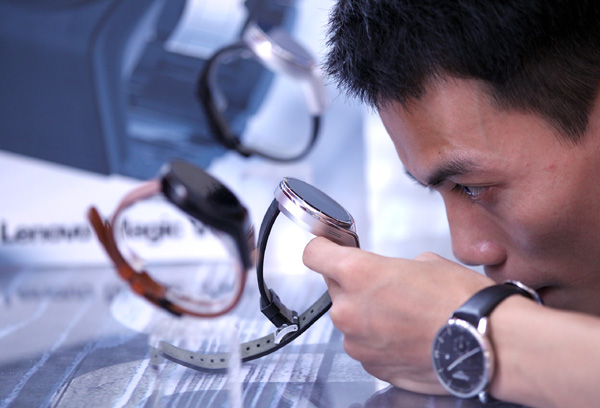 visitor takes a close look at the smartwatch unveiled by Lenovo Group Ltd in Beijing, May 28, 2015. (Photo/China Daily) visitor takes a close look at the smartwatch unveiled by Lenovo Group Ltd in Beijing, May 28, 2015. (Photo/China Daily)