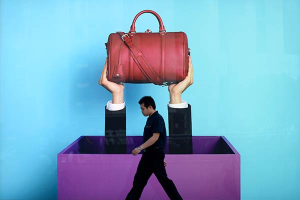 A man passes Louis Vuitton's advertisement in Wuhan, Hubei province. (Photo / China Daily) A man passes Louis Vuitton's advertisement in Wuhan, Hubei province. (Photo / China Daily)