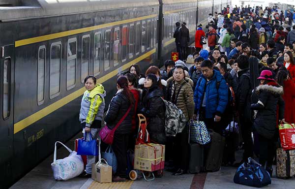 Passengers wait in line to catch trains home at the Beijing West Railway Station on Tuesday. (Photo/China Daily) Passengers wait in line to catch trains home at the Beijing West Railway Station on Tuesday. (Photo/China Daily)