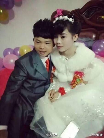 Photos of two 16-year-olds in a wedding gown and suit at what seems to be a wedding have triggered heated discussion on Chinese social media. (Photo/Weibo.com) Photos of two 16-year-olds in a wedding gown and suit at what seems to be a wedding have triggered heated discussion on Chinese social media. (Photo/Weibo.com)