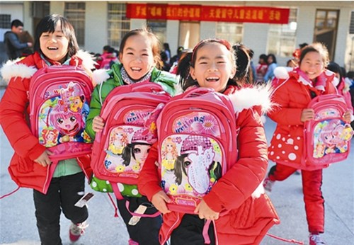 The left-behind children of Bantuan Primary School in Qiaoshan village, Luocheng Mulao autonomous county, are happy to receive new schoolbags and down jackets from local government and charitable people. (Photo: Daily/Meng Zengshi) The left-behind children of Bantuan Primary School in Qiaoshan village, Luocheng Mulao autonomous county, are happy to receive new schoolbags and down jackets from local government and charitable people. (Photo: Daily/Meng Zengshi)