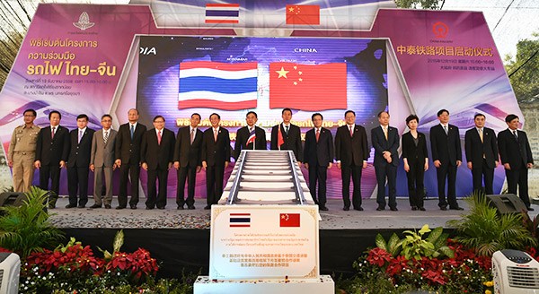 Officials from China and Thailand attend the launching ceremony of the railway project on Dec 19, 2015. (Photo/Xinhua) Officials from China and Thailand attend the launching ceremony of the railway project on Dec 19, 2015. (Photo/Xinhua)