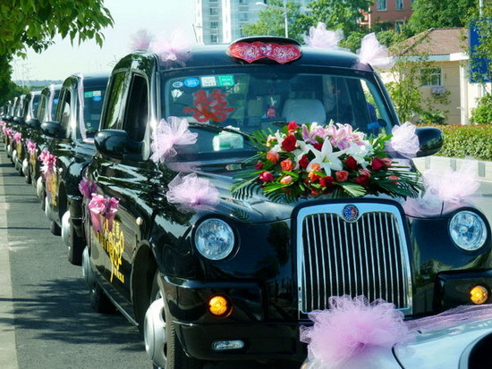 A wedding motorcade of classic British TX4 taxis drives along the street in Jiangsu province's capital Nanjing. (Photo: For China Daily/Wang Luxian) A wedding motorcade of classic British TX4 taxis drives along the street in Jiangsu province's capital Nanjing. (Photo: For China Daily/Wang Luxian)