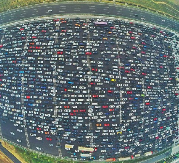 Severe traffic congestion at a highway toll station is a common sight in Beijing. Local authorities are working on solutions to ease traffic pressures in the city. (Fu Ding/For China Daily) Severe traffic congestion at a highway toll station is a common sight in Beijing. Local authorities are working on solutions to ease traffic pressures in the city. (Fu Ding/For China Daily)