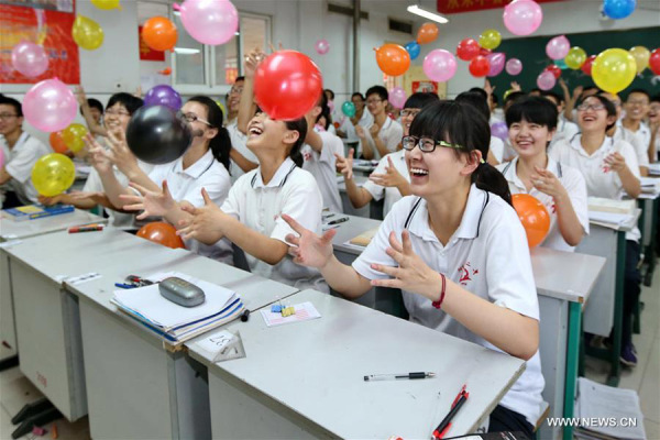 Senior high school students play with balloons to reduce stress at No 2 High School in Hengshui, North China's Hebei province, May 22, 2016. With the three-day 2016 college entrance exam beginning on June 7, students have entered the sprint stage of their studies. (Photo/Xinhua) Senior high school students play with balloons to reduce stress at No 2 High School in Hengshui, North China's Hebei province, May 22, 2016. With the three-day 2016 college entrance exam beginning on June 7, students have entered the sprint stage of their studies. (Photo/Xinhua)