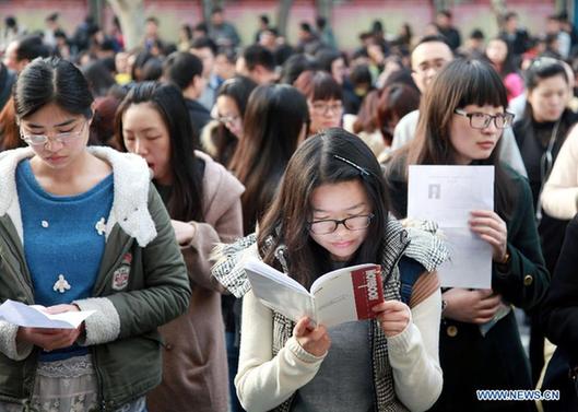 Candidates review before the civil servant recruitment exam of Jiangsu Province at Nanjing Forestry University in Nanjing, capital of east China's Jiangsu province, March 22, 2015. More than 190,000 candidates here will compete for 5,872 positions this year. (Photo by Liu Jianhua/Xinhua) Candidates review before the civil servant recruitment exam of Jiangsu Province at Nanjing Forestry University in Nanjing, capital of east China's Jiangsu province, March 22, 2015. More than 190,000 candidates here will compete for 5,872 positions this year. (Photo by Liu Jianhua/Xinhua)