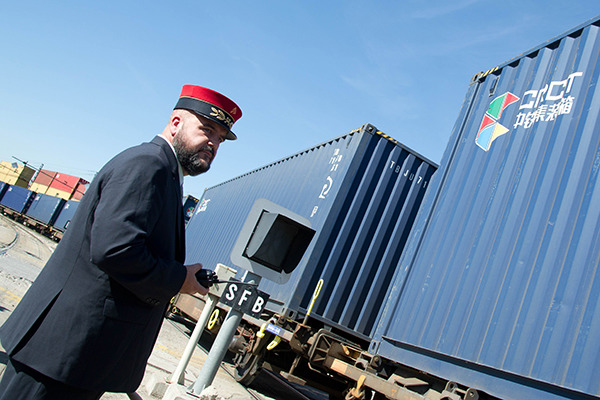 A Madrid-Yiwu train leaves for Yiwu, Zhejiang province, a city well-known as the largest small commodity wholesale market in the world. (Photo/Xinhua) A Madrid-Yiwu train leaves for Yiwu, Zhejiang province, a city well-known as the largest small commodity wholesale market in the world. (Photo/Xinhua)