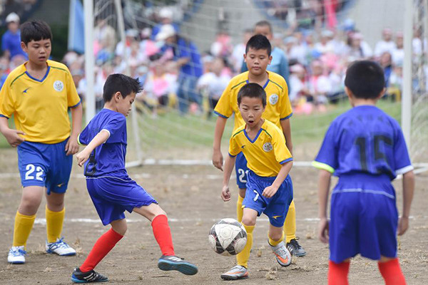 Pupils play football in the 1st School Football Culture Festival of Xiangban Primary School in Fuzhou, the capital of Southeast China's Fujian province, on May 20, 2016. (Photo/Xinhua) Pupils play football in the 1st School Football Culture Festival of Xiangban Primary School in Fuzhou, the capital of Southeast China's Fujian province, on May 20, 2016. (Photo/Xinhua)