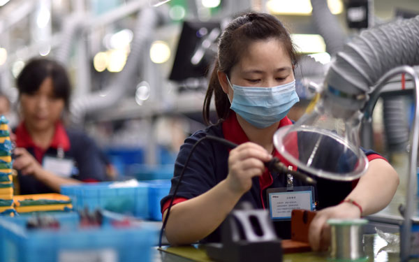 Workers assemble lithium batteries in Huzhou, Zhejiang province.(Photo/China Daily) Workers assemble lithium batteries in Huzhou, Zhejiang province.(Photo/China Daily)