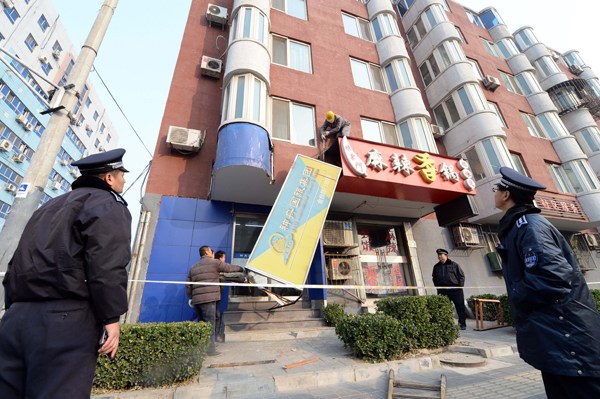 A small business being shut down in Beijing. OUYANG XIAOFEI/CHINA DAILY A small business being shut down in Beijing. OUYANG XIAOFEI/CHINA DAILY