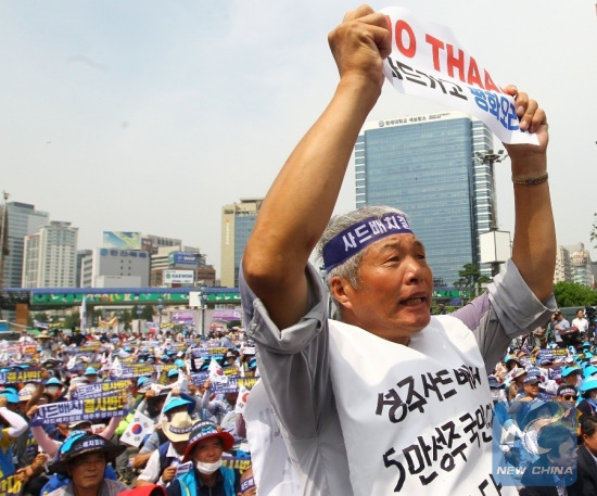 A man from Seongju county holds a banner to protest against the deployment of the Terminal High Altitude Area Defense (THAAD), during a rally in Seoul, capital of South Korea, on July 21, 2016. (Xinhua/Yao Qilin) A man from Seongju county holds a banner to protest against the deployment of the Terminal High Altitude Area Defense (THAAD), during a rally in Seoul, capital of South Korea, on July 21, 2016. (Xinhua/Yao Qilin)