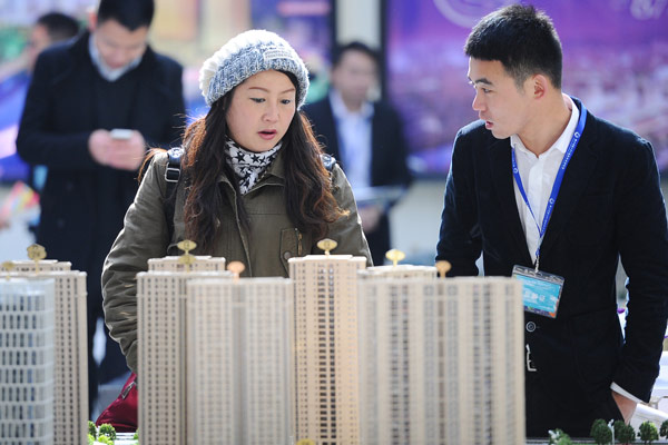 A woman talks with a salesman at a property market fair in Hangzhou, Zhejiang province.(Photo/China Daily) A woman talks with a salesman at a property market fair in Hangzhou, Zhejiang province.(Photo/China Daily)