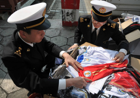Xiamen Customs seized 21,648 fake 2014 FIFA World Cup Brazil jerseys on April 9. (Pu Yunru /for China Daily) Xiamen Customs seized 21,648 fake 2014 FIFA World Cup Brazil jerseys on April 9. (Pu Yunru /for China Daily)