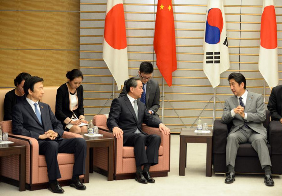 Japanese Prime Minister Shinzo Abe (R, Front) meets with Chinese Foreign Minister Wang Yi (C, front) and South Korean Foreign Minister Yun Byung-se (L, Front) in Tokyo, Japan, Aug. 24, 2016. (Photo: Xinhua/Ma Ping) Japanese Prime Minister Shinzo Abe (R, Front) meets with Chinese Foreign Minister Wang Yi (C, front) and South Korean Foreign Minister Yun Byung-se (L, Front) in Tokyo, Japan, Aug. 24, 2016. (Photo: Xinhua/Ma Ping)