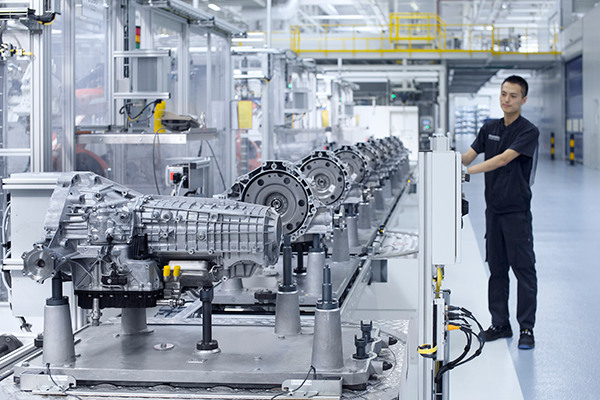 An engineer works at Audi's DL382 transmission assembly line. The company has high hopes for the localization of its latest gearbox as it bids to respond rapidly to Chinese customers' demands. (Photo provided to China Daily) An engineer works at Audi's DL382 transmission assembly line. The company has high hopes for the localization of its latest gearbox as it bids to respond rapidly to Chinese customers' demands. (Photo provided to China Daily)