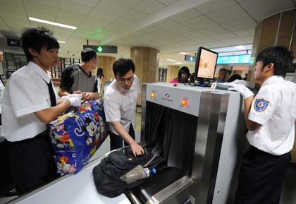 A passenger has his luggage inspected at the entrance of a subway station in Beijing June 29, 2008. (Photo/Xinhua) A passenger has his luggage inspected at the entrance of a subway station in Beijing June 29, 2008. (Photo/Xinhua)