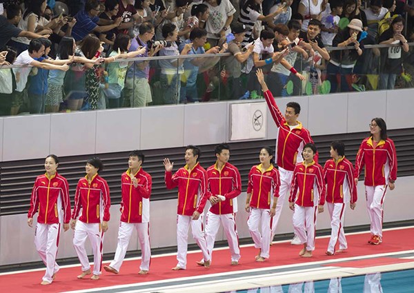 Diving and swimming stars, including Wu Minxia (left), Fu Yuanhui (right), Sun Yang (fourth from right), walk into the Victoria Park Swimming Pool.(Photo/Xinhua) Diving and swimming stars, including Wu Minxia (left), Fu Yuanhui (right), Sun Yang (fourth from right), walk into the Victoria Park Swimming Pool.(Photo/Xinhua)