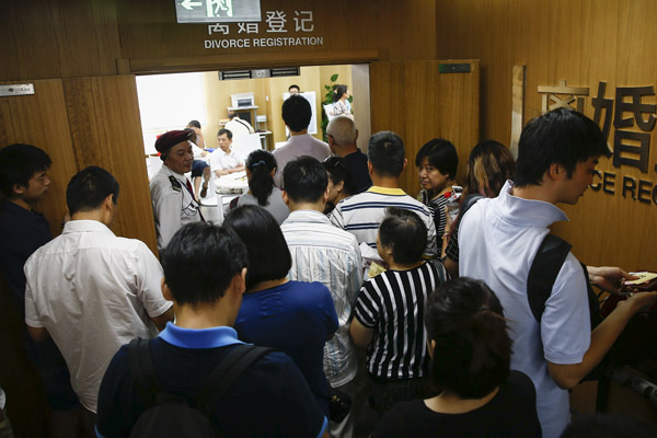 A divorce registration office of the Shanghai Civil Affairs Bureau is bombarded by couples on Aug 30. (Photo by ZHANG RUIQI/FOR CHINA DAILY) A divorce registration office of the Shanghai Civil Affairs Bureau is bombarded by couples on Aug 30. (Photo by ZHANG RUIQI/FOR CHINA DAILY)