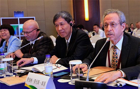 Robert Kuhn (right), a US expert on China and a host on China Central Television, speaks at the media session of the International Seminar on the Belt and Road Initiative in Xi'an, Shaanxi province on Tuesday. (Photo/China Daily) Robert Kuhn (right), a US expert on China and a host on China Central Television, speaks at the media session of the International Seminar on the Belt and Road Initiative in Xi'an, Shaanxi province on Tuesday. (Photo/China Daily)