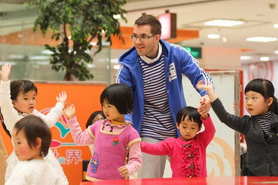 Belgian John Lee plays with children from an early education center in Tianjin on April 5. He can speak Chinese fluently, and is now one of the most popular teachers in the center. (Photo provided to China Daily) Belgian John Lee plays with children from an early education center in Tianjin on April 5. He can speak Chinese fluently, and is now one of the most popular teachers in the center. (Photo provided to China Daily)