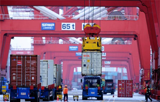 A ship loads containers at a terminal in Qingdao, Shandong province. (Photo/China Daily) A ship loads containers at a terminal in Qingdao, Shandong province. (Photo/China Daily)