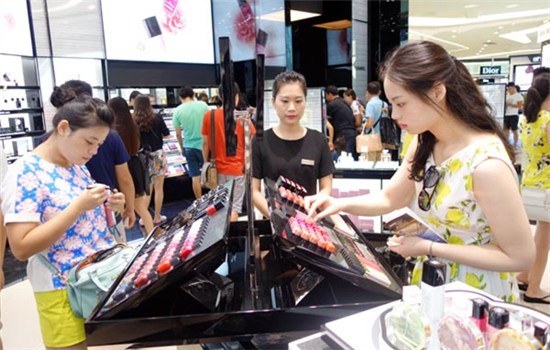 Tourists select cosmetics at Sanya Haitang Bay International Shopping Mall.(Photo by Huang Yiming / China Daily) Tourists select cosmetics at Sanya Haitang Bay International Shopping Mall.(Photo by Huang Yiming / China Daily)