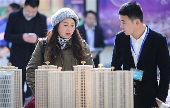 A woman talks with a salesman at a property market fair in Hangzhou, Zhejiang province.(Photo/China Daily) A woman talks with a salesman at a property market fair in Hangzhou, Zhejiang province.(Photo/China Daily)