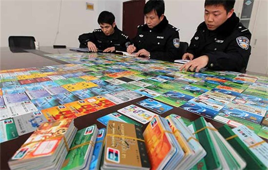 Police officers make a list of bank cards seized in a telecommunication fraud case in Xuchang, Henan province, in January. (NIU YUAN/CHINA DAILY) Police officers make a list of bank cards seized in a telecommunication fraud case in Xuchang, Henan province, in January. (NIU YUAN/CHINA DAILY)