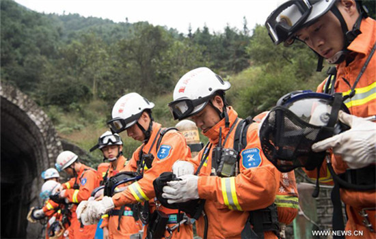 Rescuers work at Jinshangou Coal Mine in Yongchuan District of Chongqing, southwest China, Nov. 1, 2016. Eighteen miners have been confirmed dead after an explosion at the coal mine in Chongqing Monday morning. (Photo/Xinhua)