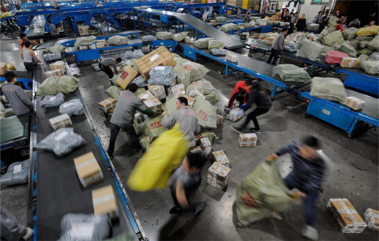 Working staff distribute packs in an express company in Hangzhou, East China's Zhejiang province, Nov 12, 2012. (Photo/Xinhua) Working staff distribute packs in an express company in Hangzhou, East China's Zhejiang province, Nov 12, 2012. (Photo/Xinhua)