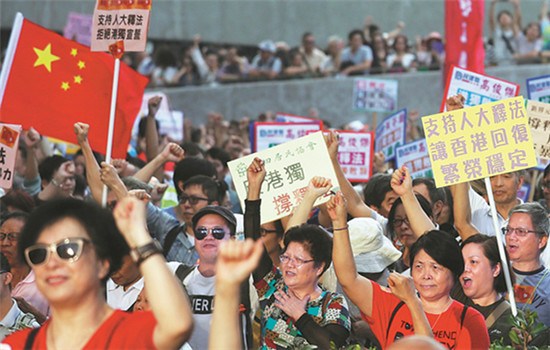 Tens of thousands of Hong Kong residents join a rally outside the Legislative Council complex to show support for the NPC Standing Committee's interpretation of the Basic Law on Nov 13. (Roy Liu /China Daily) Tens of thousands of Hong Kong residents join a rally outside the Legislative Council complex to show support for the NPC Standing Committee's interpretation of the Basic Law on Nov 13. (Roy Liu /China Daily)