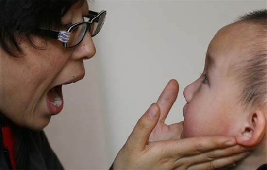 Wang Ming instructs an autistic 3-year-old in Lanzhou, Gansu province. Wang must repeat the same word as many as 1,000 times before the child can pronounce it. (Cao Zhizheng / for China Daily) Wang Ming instructs an autistic 3-year-old in Lanzhou, Gansu province. Wang must repeat the same word as many as 1,000 times before the child can pronounce it. (Cao Zhizheng / for China Daily)