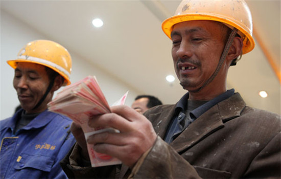 Migrant workers receive their pay at a construction site in Dazu district, Chongqing, on Dec 26, 2013. (Photo/China Daily) Migrant workers receive their pay at a construction site in Dazu district, Chongqing, on Dec 26, 2013. (Photo/China Daily)