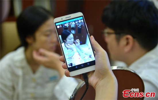 A girl from Chengdu of Southwest China's Sichuan province, talks with a doctor about her cosmetic surgery at a local hospital, Aug 24, 2016. Her friend live broadcasts her cosmetic surgery on the Internet using a cell phone at the hospital. (Photo/China News Service) A girl from Chengdu of Southwest China's Sichuan province, talks with a doctor about her cosmetic surgery at a local hospital, Aug 24, 2016. Her friend live broadcasts her cosmetic surgery on the Internet using a cell phone at the hospital. (Photo/China News Service)