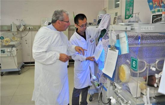 Meir Oren inspects ward at the First Hospital affiliated to Shihezi University in Xinjiang. (Photo provided to China Daily) Meir Oren inspects ward at the First Hospital affiliated to Shihezi University in Xinjiang. (Photo provided to China Daily)