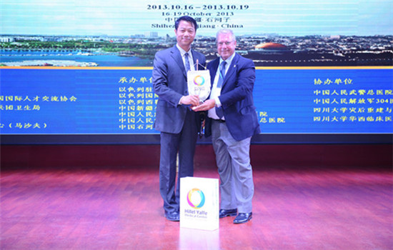 Oren poses with Peng Xinyu, president of the hospital, after a Sino-Israeli seminar on preventing and dealing with major emergency incidents. (Photo provided to China Daily) Oren poses with Peng Xinyu, president of the hospital, after a Sino-Israeli seminar on preventing and dealing with major emergency incidents. (Photo provided to China Daily)