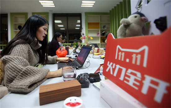 Customer service employees of an online store work to answer potential buyers' questions in Nantong, Jiangsu province. (Xu Peiqin / For China Daily) Customer service employees of an online store work to answer potential buyers' questions in Nantong, Jiangsu province. (Xu Peiqin / For China Daily)