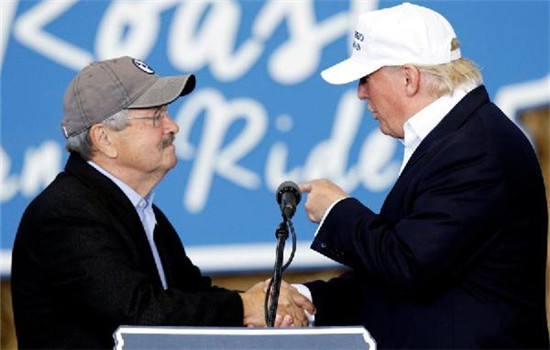 Republican presidential nominee Donald Trump meets Iowa Governor Terry Branstad as he speaks during Iowa Senator Joni Ernst's Roast and Ride at the Iowa State Fairgrounds in Des Moines August 27, 2016. (Provided to China Daily) Republican presidential nominee Donald Trump meets Iowa Governor Terry Branstad as he speaks during Iowa Senator Joni Ernst's Roast and Ride at the Iowa State Fairgrounds in Des Moines August 27, 2016. (Provided to China Daily)