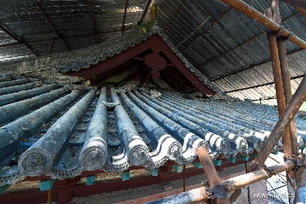 Photo taken on Aug 23, 2015 shows the roof of the Amitabha Palace of the Dayun Temple, Pingshun county of North China's Shanxi province. The Dayun Temple was originally built in the third year of Tianfu, Later Jin Dynasty (AD 938). It is one of the five remaining wooden structure buildings of the Five Dynasties period in China. More than two million RMB has been invested for the repair and restoration of the temple since this April. (Photo/Xinhua) Photo taken on Aug 23, 2015 shows the roof of the Amitabha Palace of the Dayun Temple, Pingshun county of North China's Shanxi province. The Dayun Temple was originally built in the third year of Tianfu, Later Jin Dynasty (AD 938). It is one of the five remaining wooden structure buildings of the Five Dynasties period in China. More than two million RMB has been invested for the repair and restoration of the temple since this April. (Photo/Xinhua)