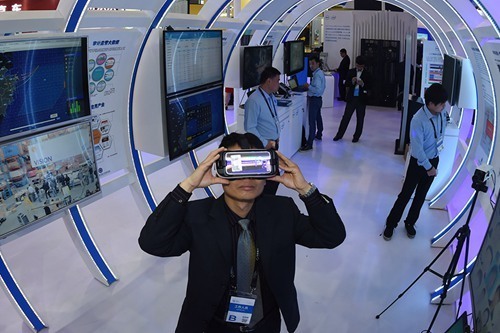 A man tries out a VR (virtual reality) device during the ongoing Big Data Expo 2016 in Guiyang, capital of Southwest China's Guizhou province, May 25, 2016. (Photo/Xinhua) A man tries out a VR (virtual reality) device during the ongoing Big Data Expo 2016 in Guiyang, capital of Southwest China's Guizhou province, May 25, 2016. (Photo/Xinhua)