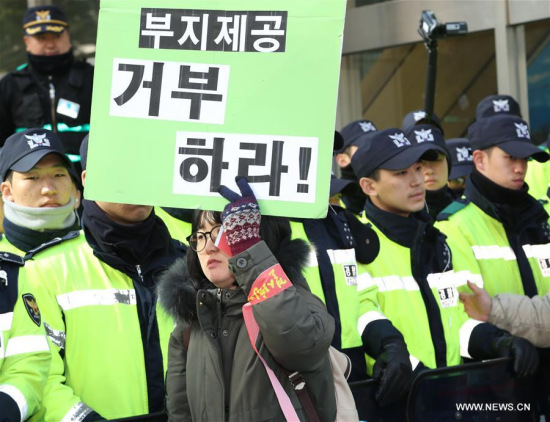 A woman protests against the deployment of an advanced U.S. missile defense system in front of the Lotte Headquarters in Seoul, South Korea, Feb. 27, 2017. (Xinhua/Lee Sang-ho) A woman protests against the deployment of an advanced U.S. missile defense system in front of the Lotte Headquarters in Seoul, South Korea, Feb. 27, 2017. (Xinhua/Lee Sang-ho)