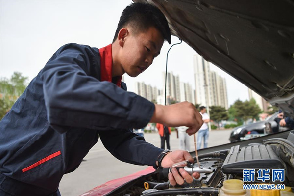 A student majoring in automobile maintenance at the Inner Mongolia Economics and Trade School competes in the vocational skills competition, on May 13. (Photo/Xinhua) A student majoring in automobile maintenance at the Inner Mongolia Economics and Trade School competes in the vocational skills competition, on May 13. (Photo/Xinhua)